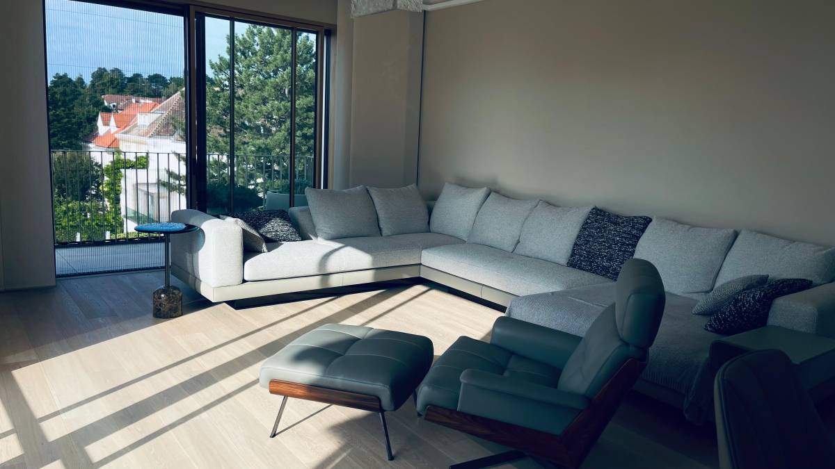 Divano Minotti modello Connery, poltrona Minotti, tavolino a vetro Luigi Volpi