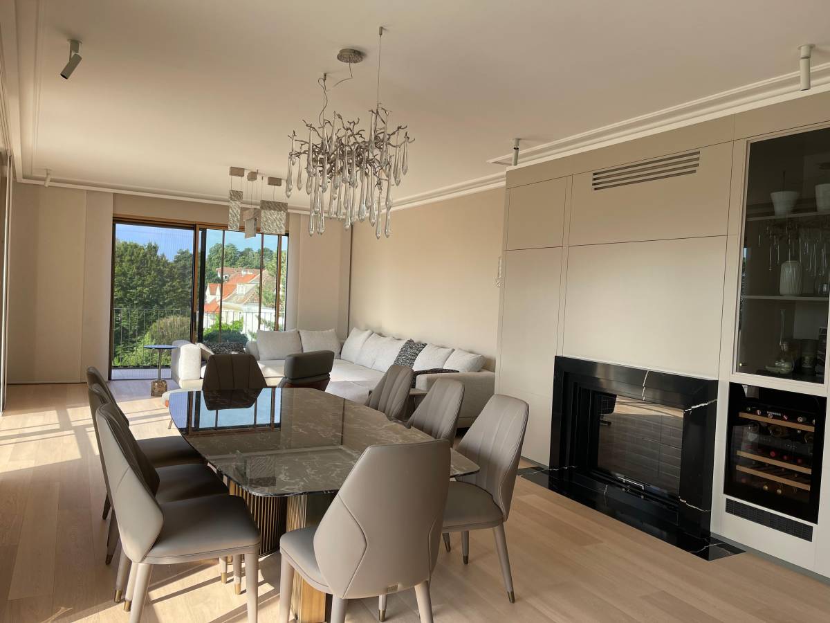 Tavolo da pranzo e sedie DV Home 